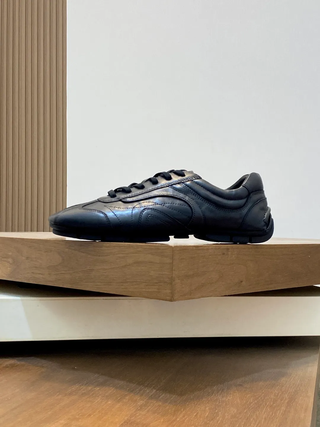 Men's Men's Shoes 💰800 Prada/Prada Men's Leather Casual Sports Shoes, a hot product made in Guangzhou! Made of imported calfskin splicing upper, three-dimensional geometric segmentation, precision manufacturing, uniform stitching, leather texture at a glance, multi-color splicing, fashionable and generous, soft, comfortable and breathable, decorated with PRADA letter logo on the outside, classic letter logo on the tongue, fabric strap on the heel, P family's classic sports shoe type, with fabric lining, silver logo cowhide foot pads, and P family's exclusive rubber outsole. The details are carefully crafted, making it a versatile item for travel! Comes with original box and dust bag! Multiple colors available! Size: 39-40-41-42-43-44 standard leather shoe size (38, 45 customized ¥)